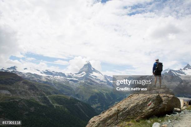 ビューを見て男性ハイカー - auvergne rhône alpes ストックフォトと画像