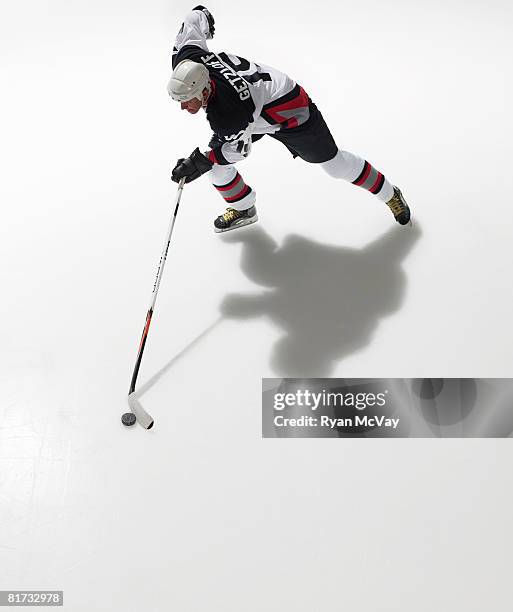 ice hockey player in possession of puck - taco de hóquei - fotografias e filmes do acervo