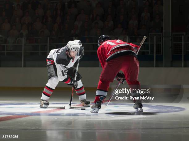 ice hockey players facing off - difensore hockey su ghiaccio foto e immagini stock