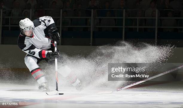 ice hockey players facing off - hockey su ghiaccio foto e immagini stock