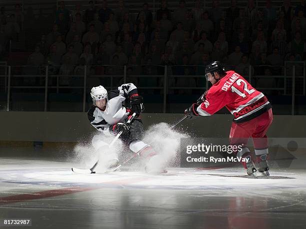 ice hockey players facing off - difensore hockey su ghiaccio foto e immagini stock