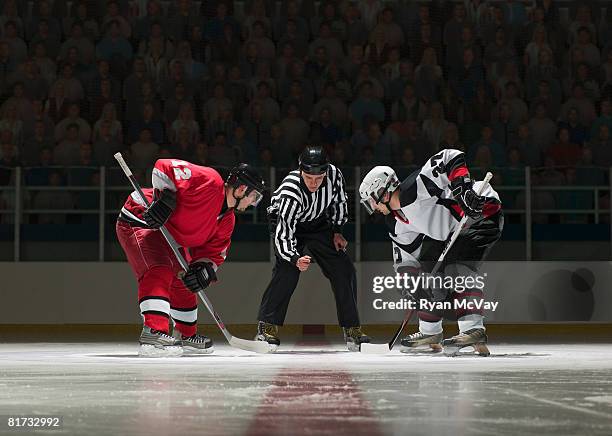 ice hockey players facing off - confrontation photos et images de collection