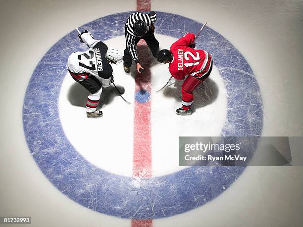 ice hockey players facing off - difensore hockey su ghiaccio foto e immagini stock