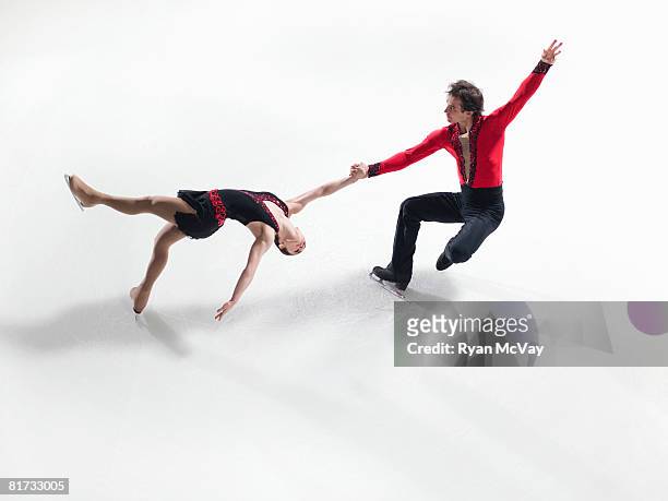 figure skating pair performing a death spiral - figure skating photos photos et images de collection