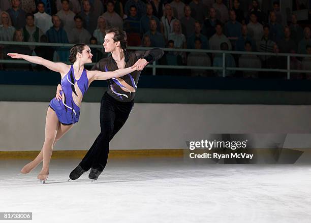 figure skating pair skating side-by-side in the killian position - schaatser stockfoto's en -beelden