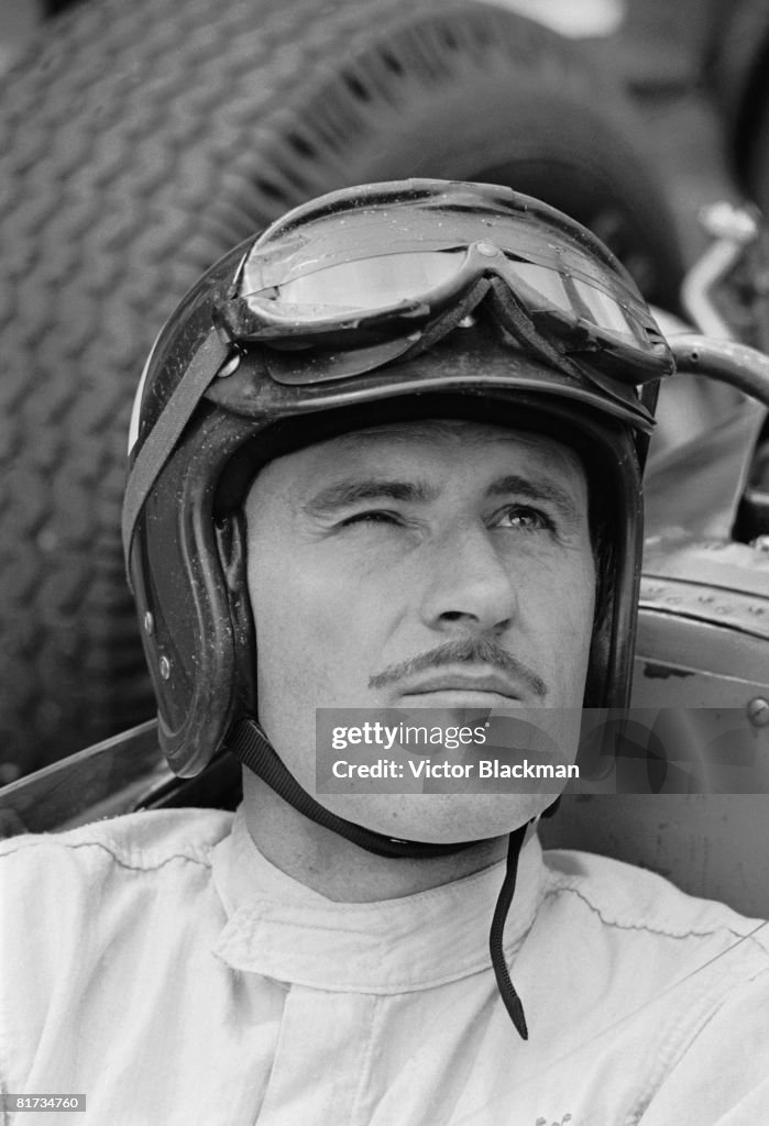British racing driver Graham Hill at Brands Hatch, July 1966. ニュース写真 ...
