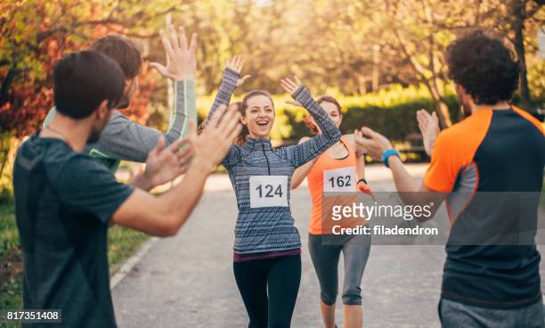 frau, die einen laufenden rennen zu gewinnen - participant stock-fotos und bilder