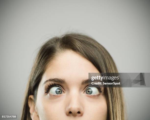 echte jonge vrouw met gekruiste ogen - insanity stockfoto's en -beelden