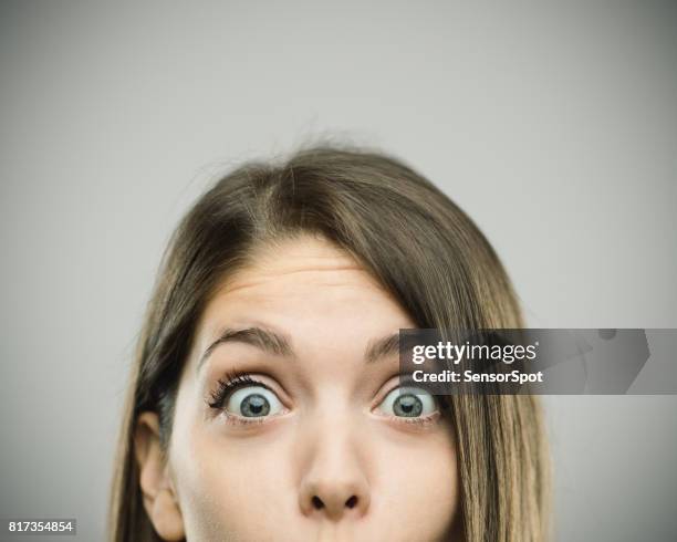 retrato de primer plano de bella joven sorprendida - surprise fotografías e imágenes de stock