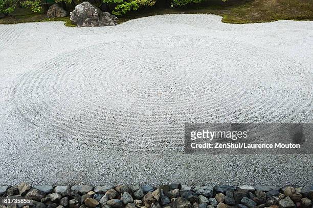 circular patterns in ornamental rock garden, close-up - 玉砂利 ストックフォトと画像