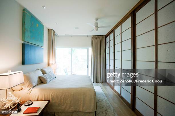 luxury hotel room with japanese shoji - shoji fotografías e imágenes de stock