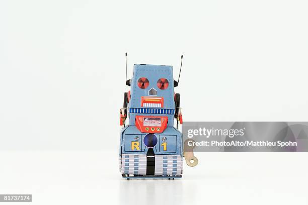 wind-up robot toy - opwindspeeltje stockfoto's en -beelden