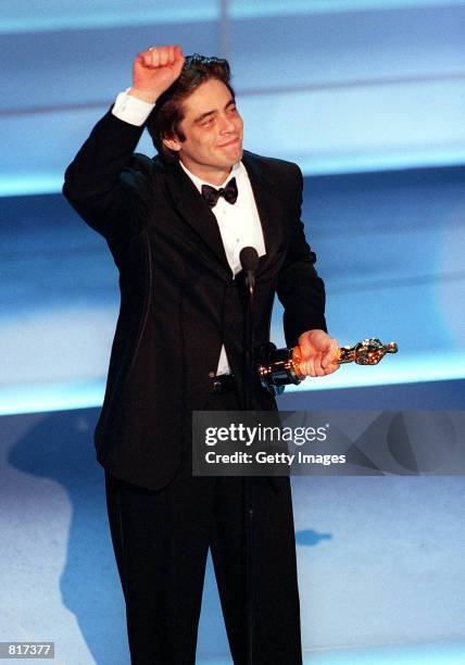 Actor Benicio Del Toro accepts an Oscar in the Best Supporting Actor category for his role as a Mexican police officer in "Traffic" March 25 2001 at...