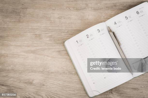 calendar, smartphone, tablet. workplace with tablet pc and smartphone on table close-up - day of the week stock-fotos und bilder