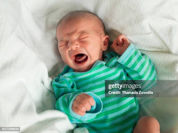 newborn boy crying - schreiendes baby stock-fotos und bilder