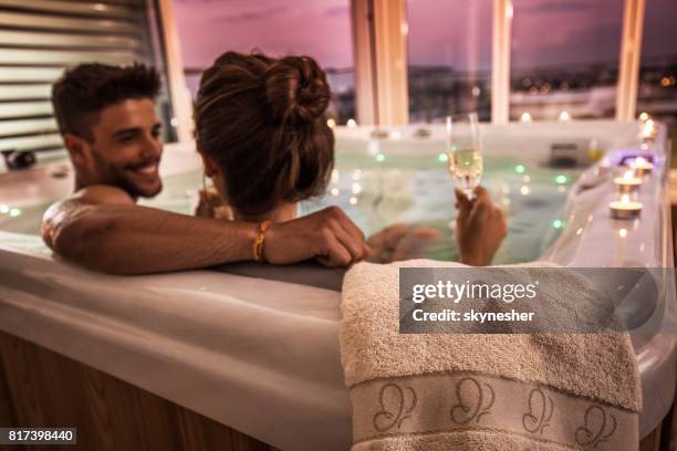 close up van een handdoek op een hot-tub met paar daarin. - bad relationship stockfoto's en -beelden