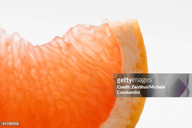 orange slice, close-up - differential focus fotografías e imágenes de stock