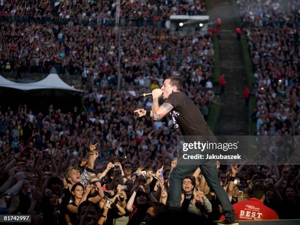 Singer Chester Bennington of the US crossover Rock band 'Linkin Park' performs live during a concert at the Waldbuehne on June 27, 2008 in Berlin,...