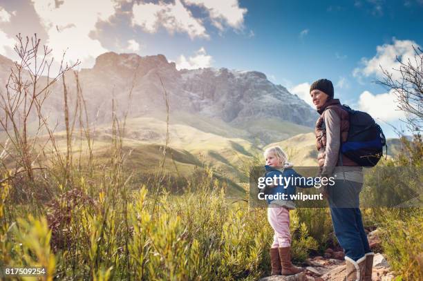 moeder en dochter buiten wandelen - stellenbosch stockfoto's en -beelden