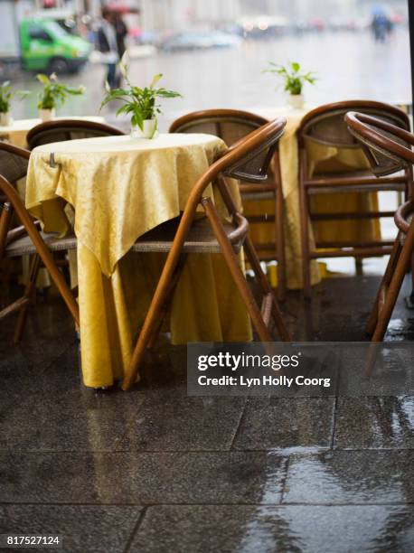 cafe tables and chairs in the rain - lyn holly coorg fotografías e imágenes de stock