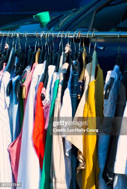 clothes for sale at car boot sale - lyn holly coorg - fotografias e filmes do acervo