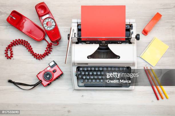 retro-schreibmaschine am schreibtisch. - staples office stock-fotos und bilder