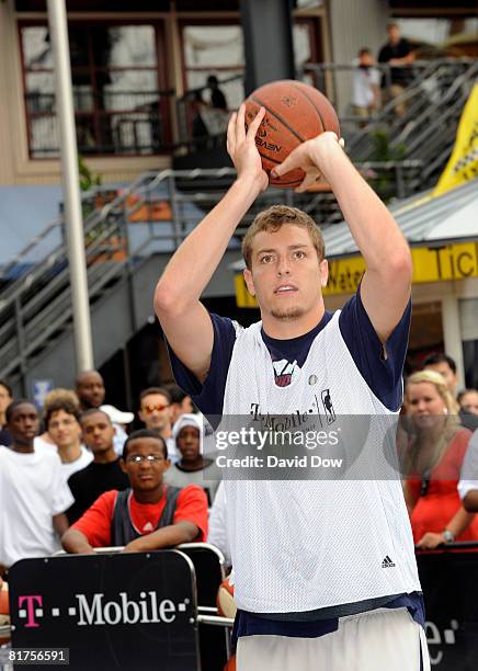 New York Knicks Player David Lee shoots the basketball during a clinic at the NBA Nation Tour event at Pier 17 South Street Seaport on June 28, 2008...