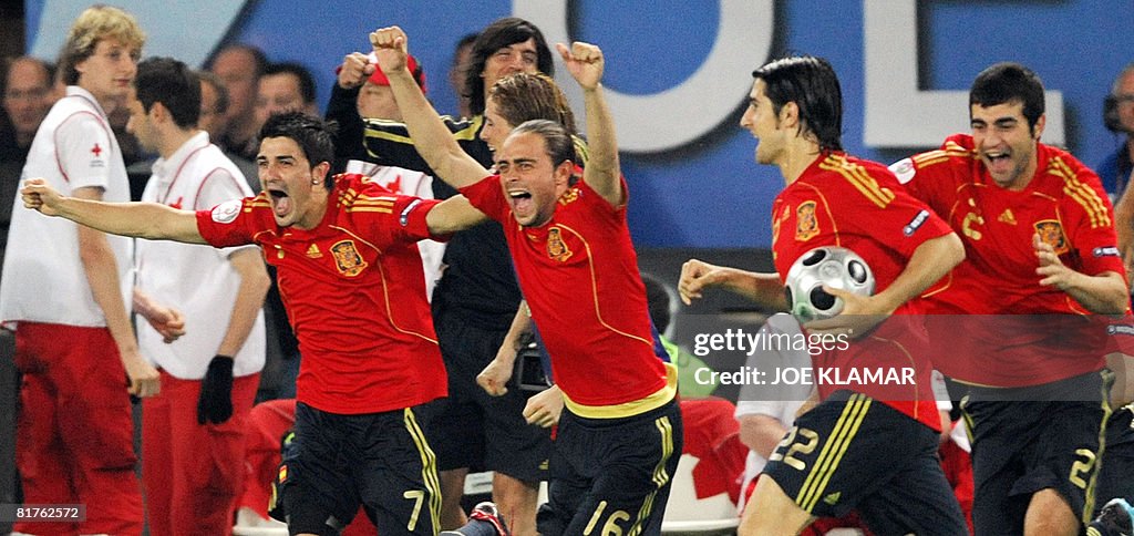 (From L) Spanish forwards David Villa an