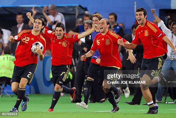 Spanish midfielder Ruben de La Red, forwards David Villa and Sergio Garcia and defender Raul Albiol celebrate after winning the Euro 2008...