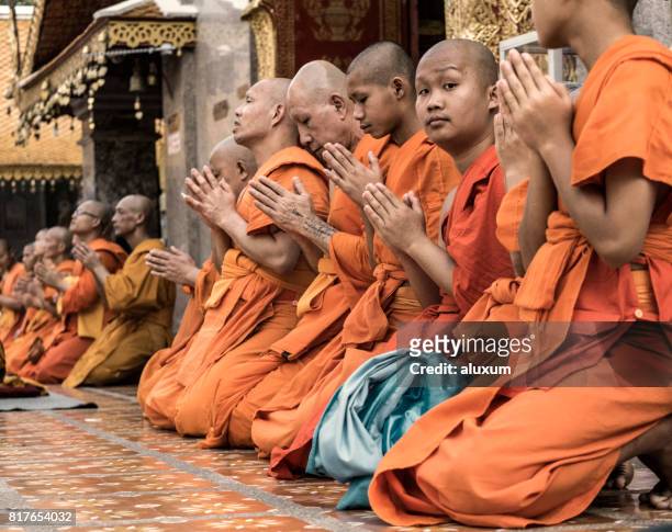 boeddhistische monniken bidden tijdens visakha puja in doi suthep chiang mai thailand - boeddha's verjaardag stockfoto's en -beelden