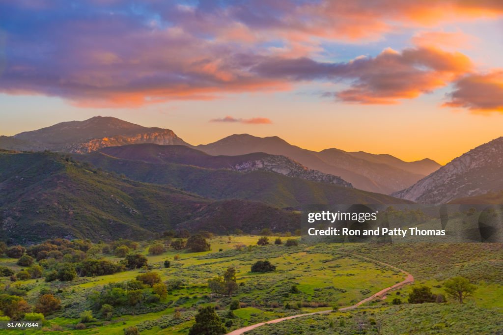 Palomar Mountain Valley leuchtet im Sonnenuntergang