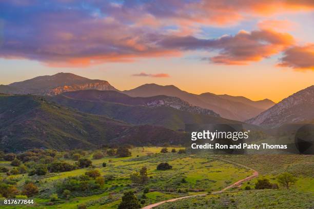 palomar mountain valley leuchtet im sonnenuntergang - california stock-fotos und bilder