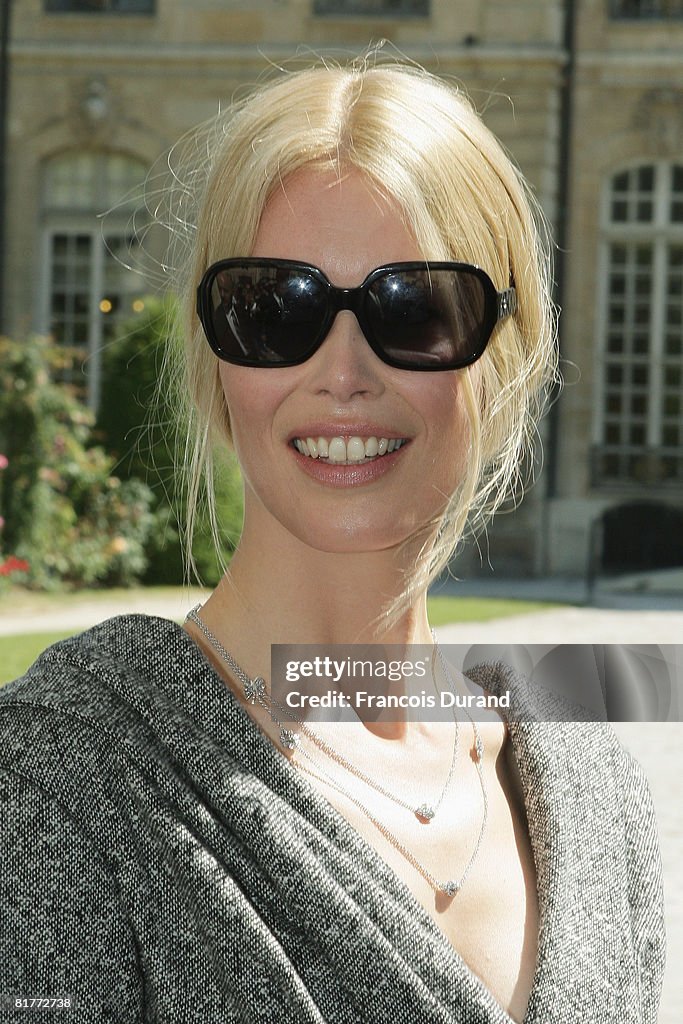 Claudia Schiffer leaves the Dior '09 Fall Winter Haute Couture... News ...