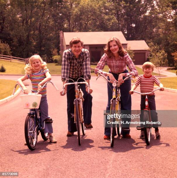 family 4 bicycle portrait mother father boy girl bikes suburban street house suburbia families retro. - 1970 imagens e fotografias de stock