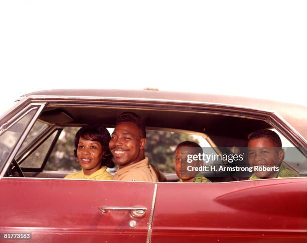 arican-american family man woman 2 children boys mother father families in car automobile cars. - 1960 stockfoto's en -beelden