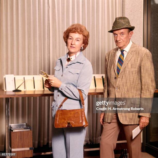 senior mature middle aged couple man woman deposit desk bank banking finance customers couples. - 70 79 jaar stockfoto's en -beelden