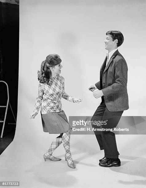 couple dancing the twist. - años 60 fotografías e imágenes de stock