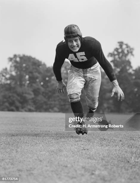 american football player running for tackle. - tackle american football player stockfoto's en -beelden