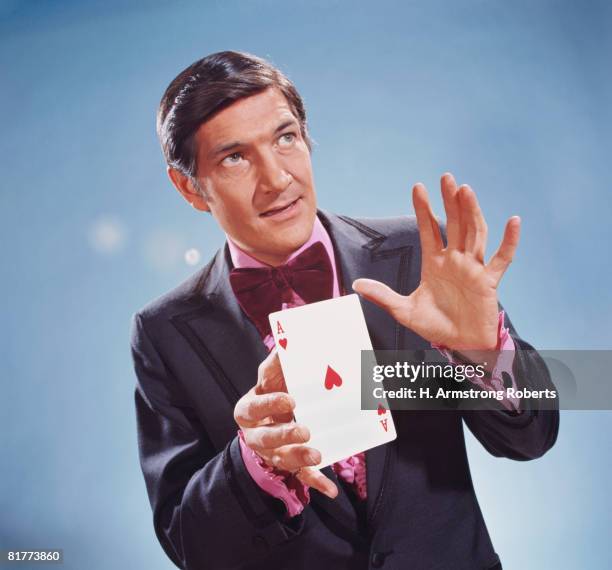 magician holding oversize ace of hearts in his hands. (photo by h. armstrong roberts/retrofile/getty images) - objeto mágico imagens e fotografias de stock