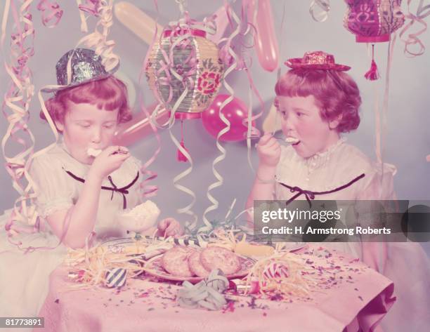 twin red haired, freckle faced girls eating ice cream at birthday party. (photo by h. armstrong roberts/retrofile/getty images) - freckle faced stockfoto's en -beelden