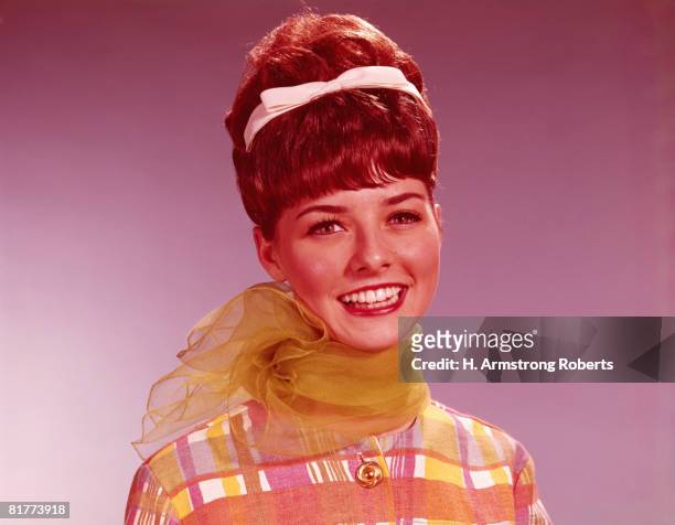 young woman with beehive hairdo. (photo by h. armstrong roberts/retrofile/getty images) - bienenkorbfrisur stock-fotos und bilder