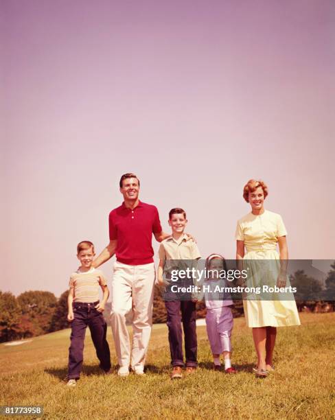family walking outdoor. (photo by h. armstrong roberts/retrofile/getty images) - sixties stockfoto's en -beelden