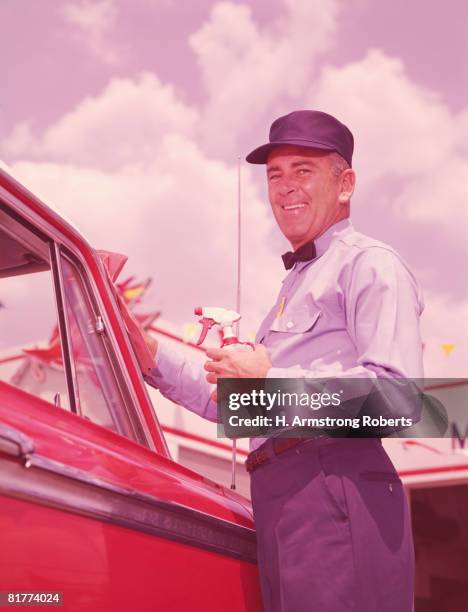 service station attendant washing windscreen of car. (photo by h. armstrong roberts/retrofile/getty images) - gas station attendant stock pictures, royalty-free photos & images