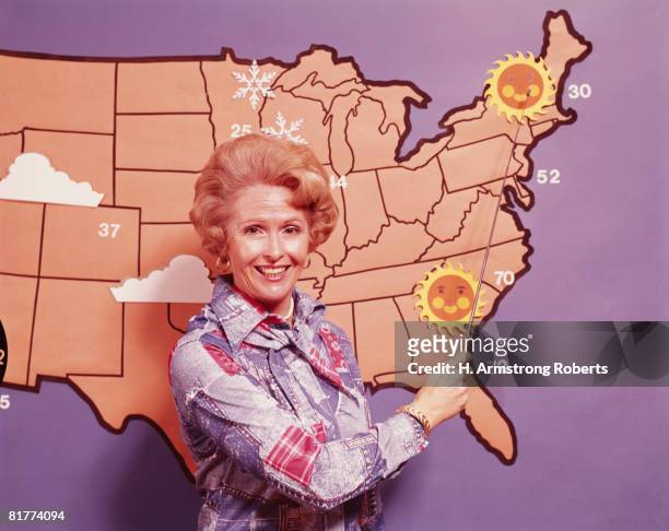 female meteorologist standing in front of map of united states. (photo by h. armstrong roberts/retrofile/getty images) - weather map stockfoto's en -beelden