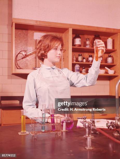 teenage female student holing up test tube in chemistry laboratory. (photo by h. armstrong roberts/retrofile/getty images) - 1960 個照片及圖片檔