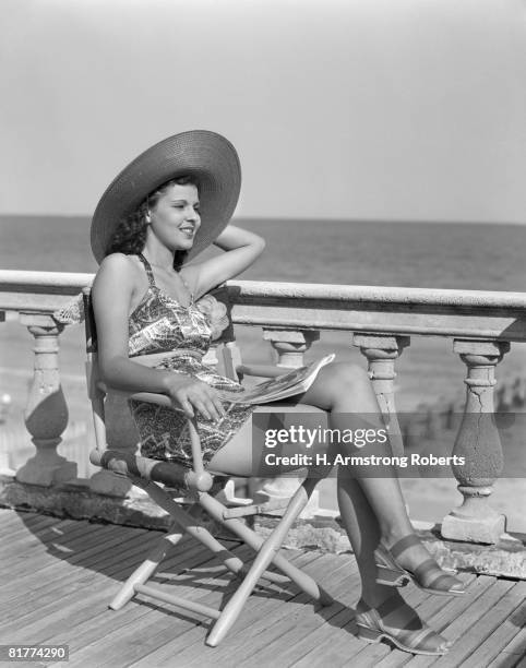 woman wearing a hat, posing at the beach. - 1940 個照片及圖片檔