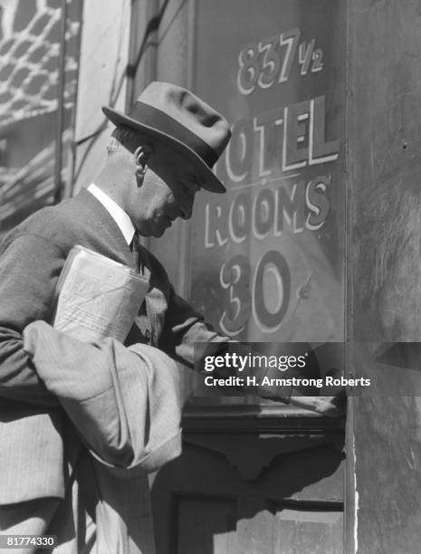 depression era man opening door to '30 cent a night' hotel. (photo by h. armstrong roberts/retrofile/getty images) - retrofile foto e immagini stock