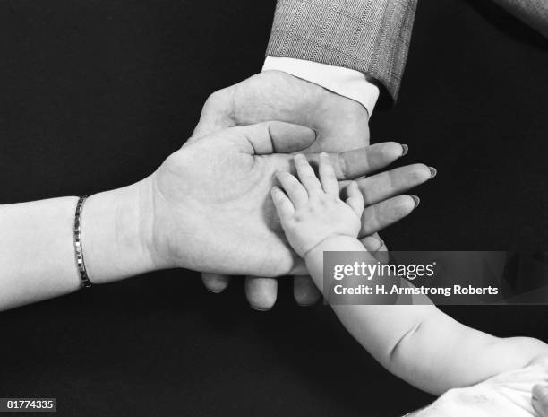 baby's hand in mother's hand, mother's hand in father's hand. (photo by h. armstrong roberts/retrofile/getty images) - retrofile foto e immagini stock