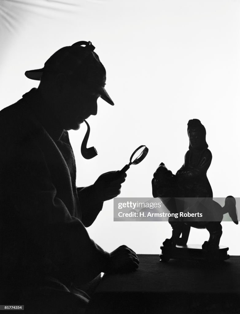 Silhouette of man wearing deerstalker, dressed as Sherlock Holmes. (Photo by H. Armstrong Roberts/Retrofile/Getty Images)