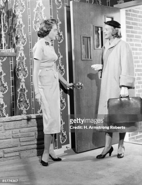 woman opening door to saleswoman. (photo by h. armstrong roberts/retrofile/getty images) - retrofile foto e immagini stock